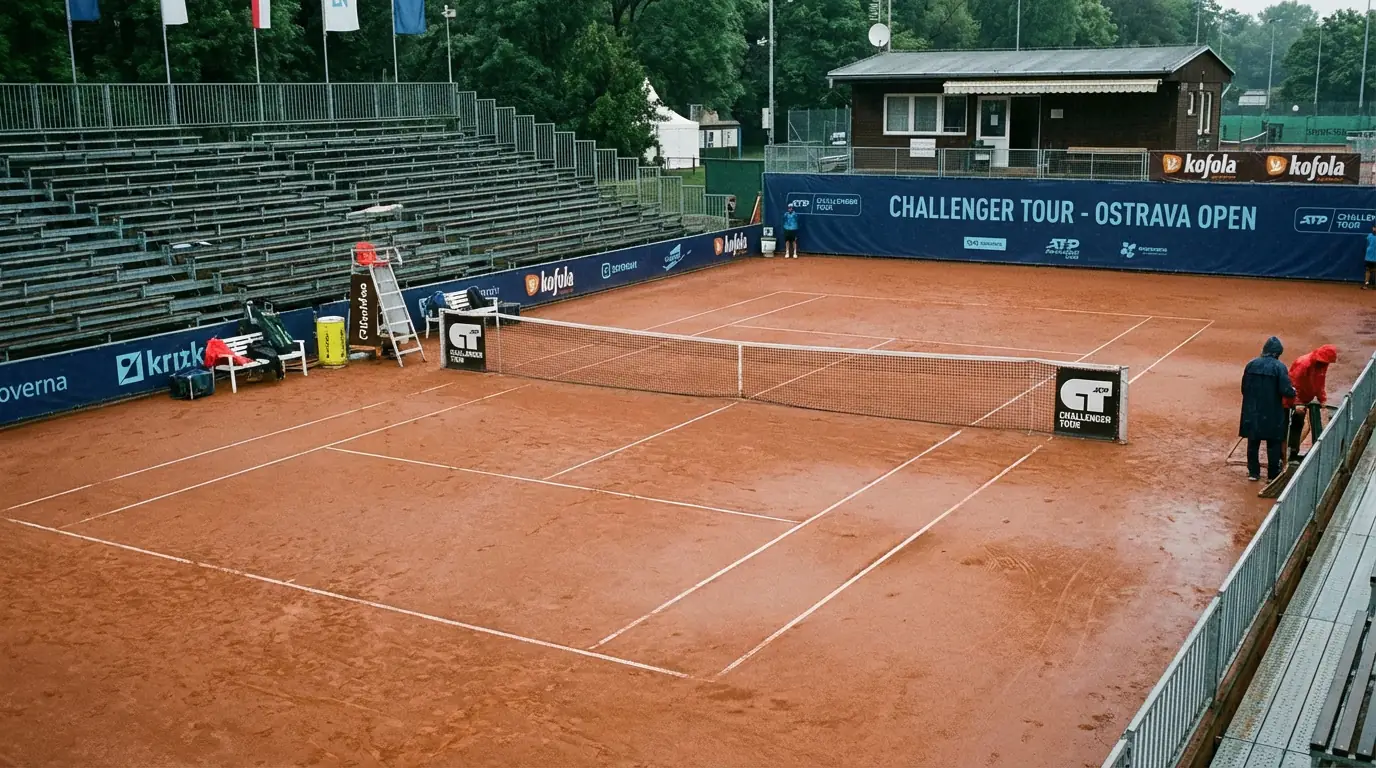 Campo de ténis pequeno de torneio Challenger com bancada lateral reduzida