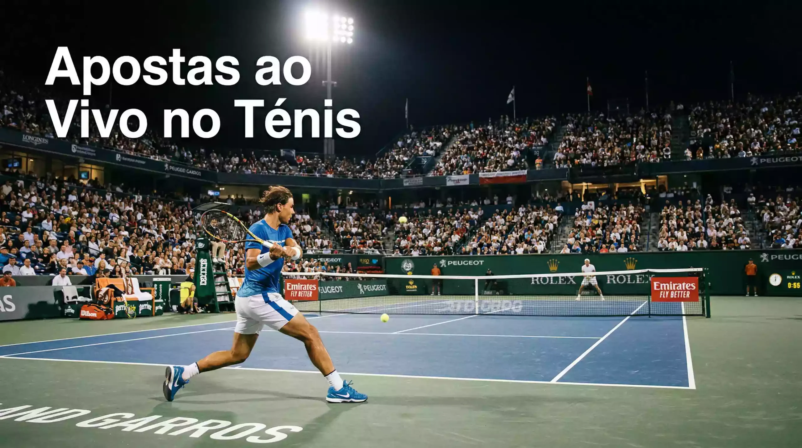 Jogo de ténis ao vivo num estádio com público a assistir ao ponto decisivo